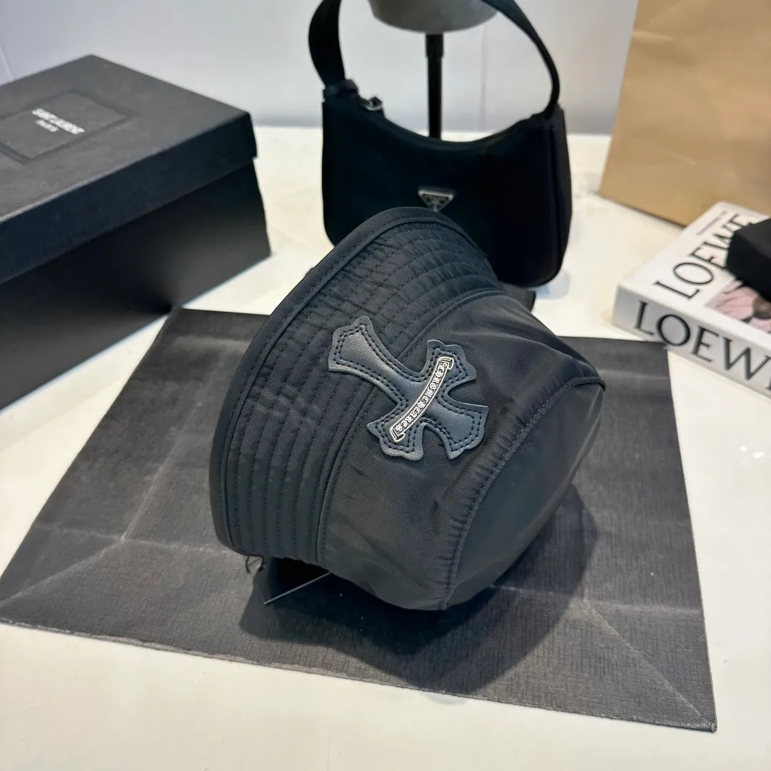 P70 𝐶ℎ𝑟𝑜𝑚𝑒 𝐻𝑒𝑎𝑟𝑡𝑠 Crow Heart Chocolate Barbie Pink Cross Leather Brand Horseshoe Roll Sleeves Sanskrit Letters Fisherman Hat Sun Hat